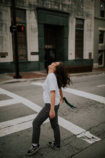 女人站在路的行人通道
